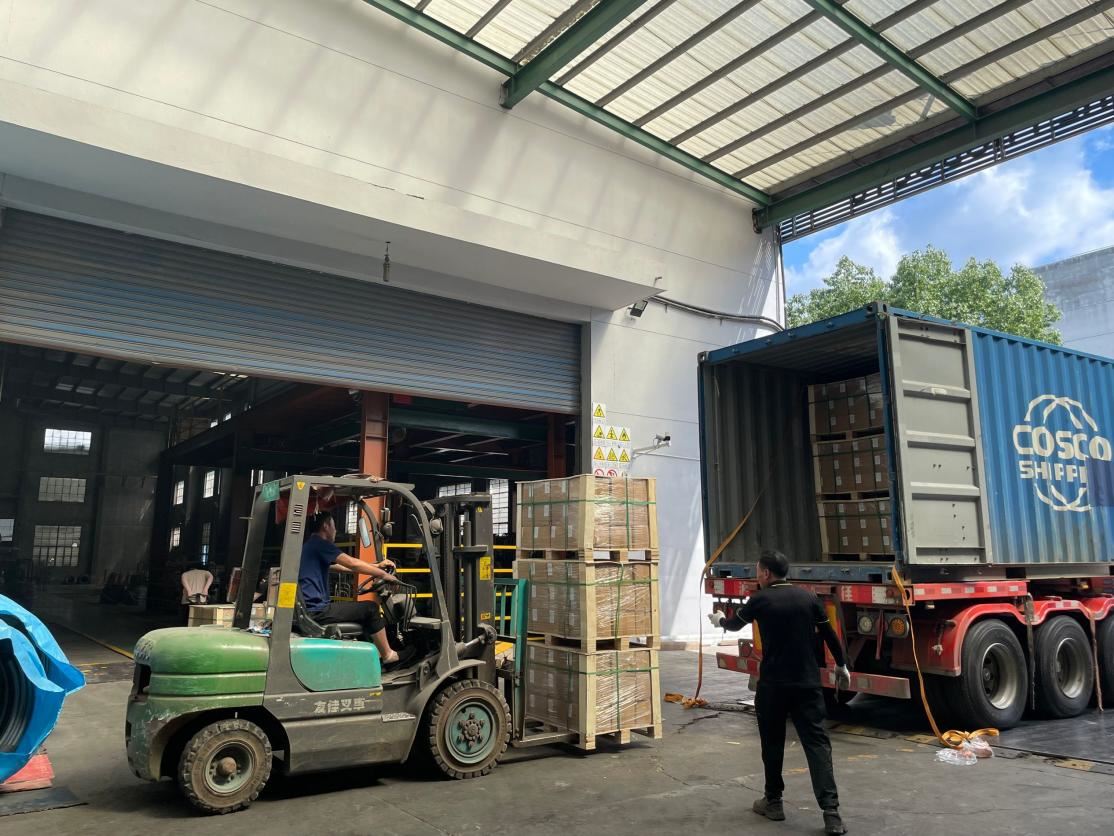 Một đơn đặt hàng vít đang được tải và vận chuyển