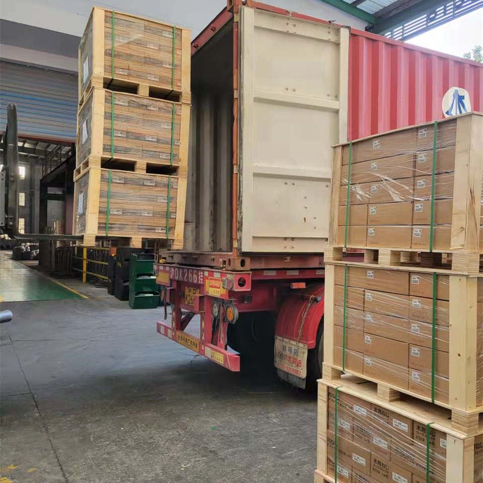 Một lô sản phẩm trục vít mà khách hàng Nhật Bản yêu cầu đang được đóng gói và...